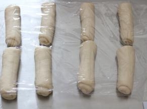 第一次擀卷完成后盖上保鲜膜，继续静置15分钟左右