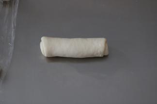 接下来二次擀卷，将面团同样手法做排气处理