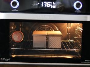 放入提前预热至170℃的烤箱 中层，烘烤40分钟，（以实际烤箱温度为准）长帝CRWF42NE自动预热系统，无需单独预热。