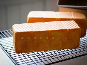 烘烤完成后出炉震模，侧扣出吐司，晾至手温装袋密封