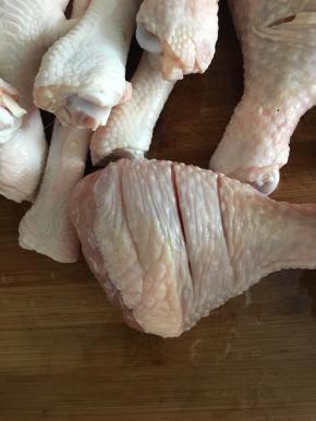 食材清洗好后，鸡脚指甲剁掉，鸡腿上画刀印。