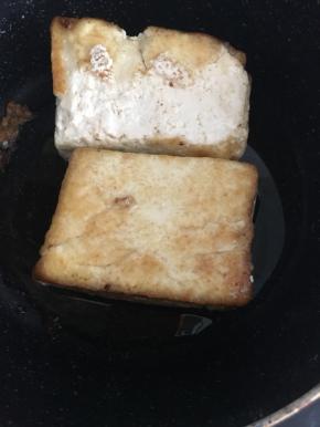 豆腐均匀的抹上淀粉，放锅里煎至两面金黄。