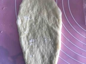 松弛好后，取一个面团幹开，然后翻面，从上往下卷起，收口捏紧。