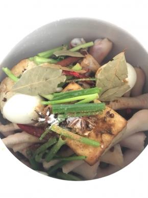 所有原料放入砂锅，放入葱姜八角桂皮花椒香叶食盐干辣椒红糖十三香