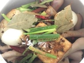 所有原料放入砂锅，放入葱姜八角桂皮花椒香叶食盐干辣椒红糖十三香