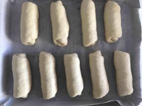 全部卷好后送进烤箱进行二次发酵，50分钟即可。我在烤箱下层放了一碗热水进行发酵，增加湿度，烤出来的面包柔软好吃。