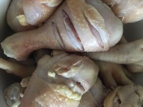 用热水烫一下。