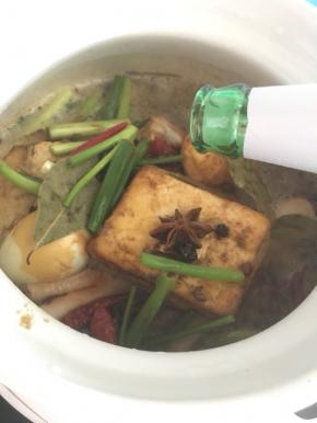 倒入老抽，生抽，啤酒，使食材被淹没。我卤的多，用了两瓶啤酒才淹没。