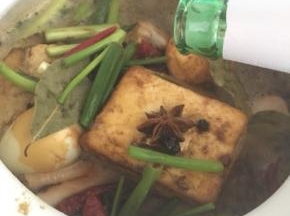 倒入老抽，生抽，啤酒，使食材被淹没。我卤的多，用了两瓶啤酒才淹没。