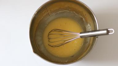 将鸡蛋打散加入葵花籽油、糖粉、盐、香草籽，用单抽充分搅拌均匀。