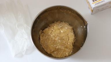 筛入低筋面粉。