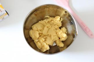 用刮刀稍微拌合