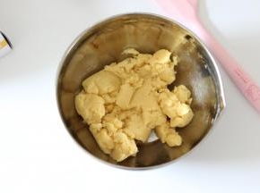 用刮刀稍微拌合