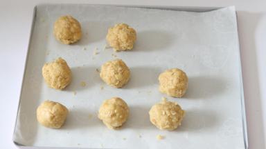 取面团约25g左右，用手轻轻的搓成圆球