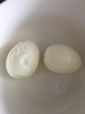 鸡蛋煮熟，剥皮备用。