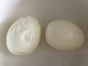 鸡蛋煮熟，剥皮备用。