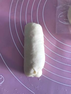 收口捏紧后放到烤盘里准备二次发酵，注意收口朝下放。