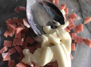 发酵剩十分钟的时候可以制作火腿沙拉了，将火腿切丁，挤入沙拉酱搅拌均匀即可。我这里买的是千岛沙拉酱（甜味），30克一小包的。