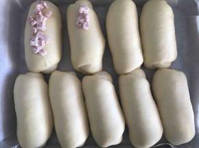 发酵好后拿出来，轻轻按面团表面会回弹回来，说明发酵好了。此时预热烤箱上下火170℃，十分钟。再将火腿沙拉酱轻轻撒在表面，动作要轻，否则会将发酵好的面包造型破坏掉哦！