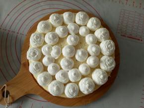 装入裱花袋，挤到蛋糕胚上