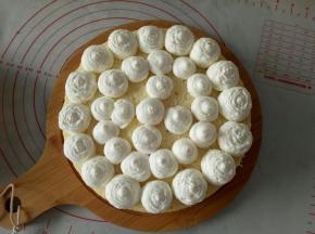 装入裱花袋，挤到蛋糕胚上