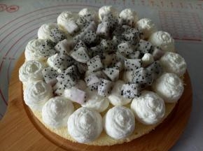 中间加上自己喜欢的水果，然后盖上第二层蛋糕胚，依次如此