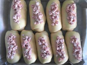 火腿沙拉酱撒好后送入预热好的烤箱中层，上下火170℃，26分钟左右，根据自己的烤箱脾气适当调节时间和温度，面包表面金黄了代表烤好了。