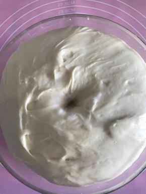 揉好后拿出来进行发酵，盖上保鲜膜发酵至两倍大，用手指粘生粉从中间搓一个小洞，小洞没有马上回缩就是发酵好了。