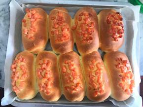 烤好后放凉一会，面包冷却后会变柔软的哦！