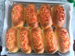 烤好后放凉一会，面包冷却后会变柔软的哦！