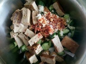 把热油浇在辣椒面上
