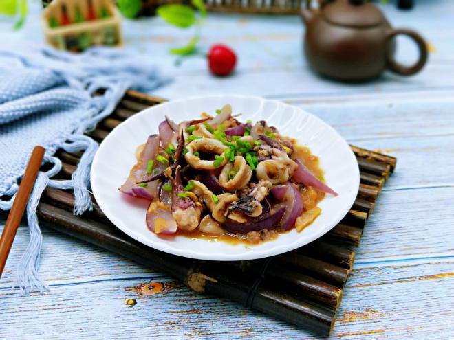 洋葱炒加州笔管鱼