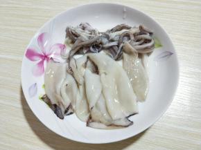 将笔管鱼去皮，洗干净。