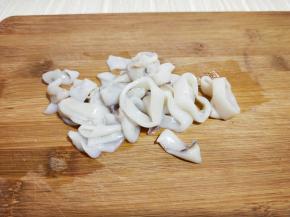 洗干净后切笔管鱼圈。