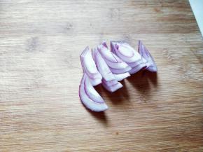 洋葱去皮切好。