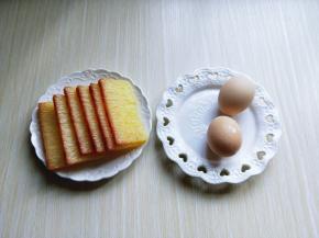 准备食材，黄金糕从中间切开。（一切二）