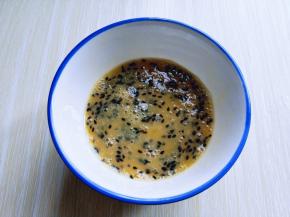 加入熟黑芝麻。（不喜欢的不加也可以）