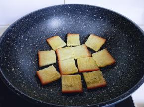 起油锅，油温6成时加入切好的黄金糕。