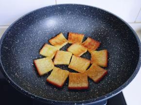 小火煎至两面金黄。