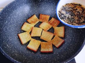 将打散的蛋液倒入锅中。