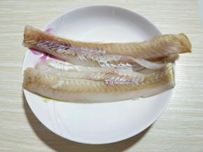 鳕鱼两块，前几天在京东买的一袋，吃过一次，结果这两条被遗忘了！哈哈～今天整理冰箱整理出来了！