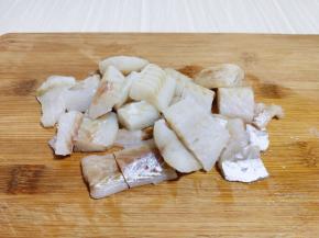 将化冻的鳕鱼切小块。（也可以根据个人喜欢，不切也可以，我是做给孩子吃的，所以切小块）