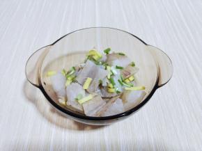 将切好的鳕鱼块放入器具中，加入切好的葱姜。