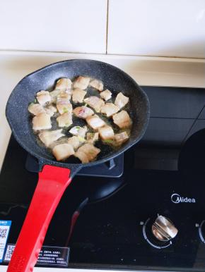 起油锅，加入腌制好的鳕鱼块。