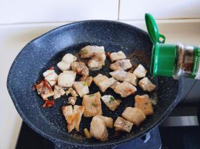 中小火慢煎，煎至见面微黄加入胡椒粉。