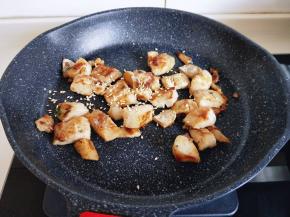 再加入熟白芝麻，即可关火出锅。