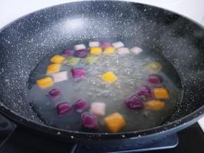 加入芋圆，中火煮，用勺子不断搅拌，将其煮至漂浮在水面上盖上锅盖煮1分钟即可关火，焖15分钟，之后将煮好的西米和芋圆用纯净水反复冲，直到西米粒粒分明为止。