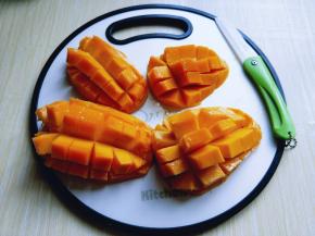 利用这个时间来切芒果，芒果洗干净，从中间切开，去核，在果肉上用水果刀横划几道，再竖划几道，之后用手指推果肉底部，就会成为图片种这个造型。