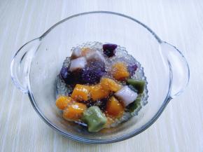 这时西米和芋圆也好了，冲纯净水冲好后淋干水分，加入器具中。