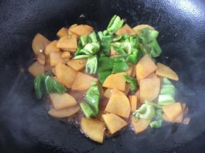 放入辣子，翻炒均匀，土豆和辣子炒熟。